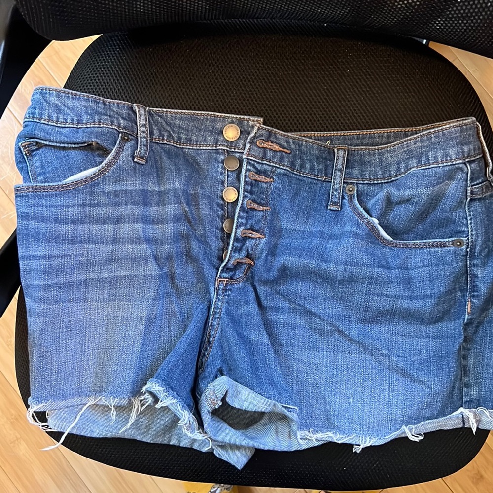NWOT universal thread shorts size 14
